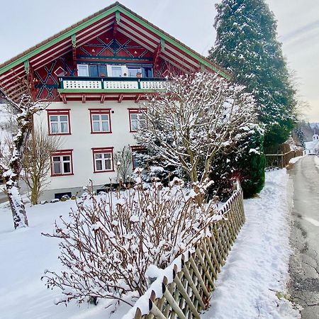 Ferienwohnung Resl - Geschmackvoll Renoviert & Zentral Im Historischen Schindelhaus Oberstaufen Exterior photo
