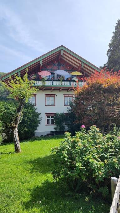 Ferienwohnung Resl - Geschmackvoll Renoviert & Zentral Im Historischen Schindelhaus Oberstaufen Exterior photo
