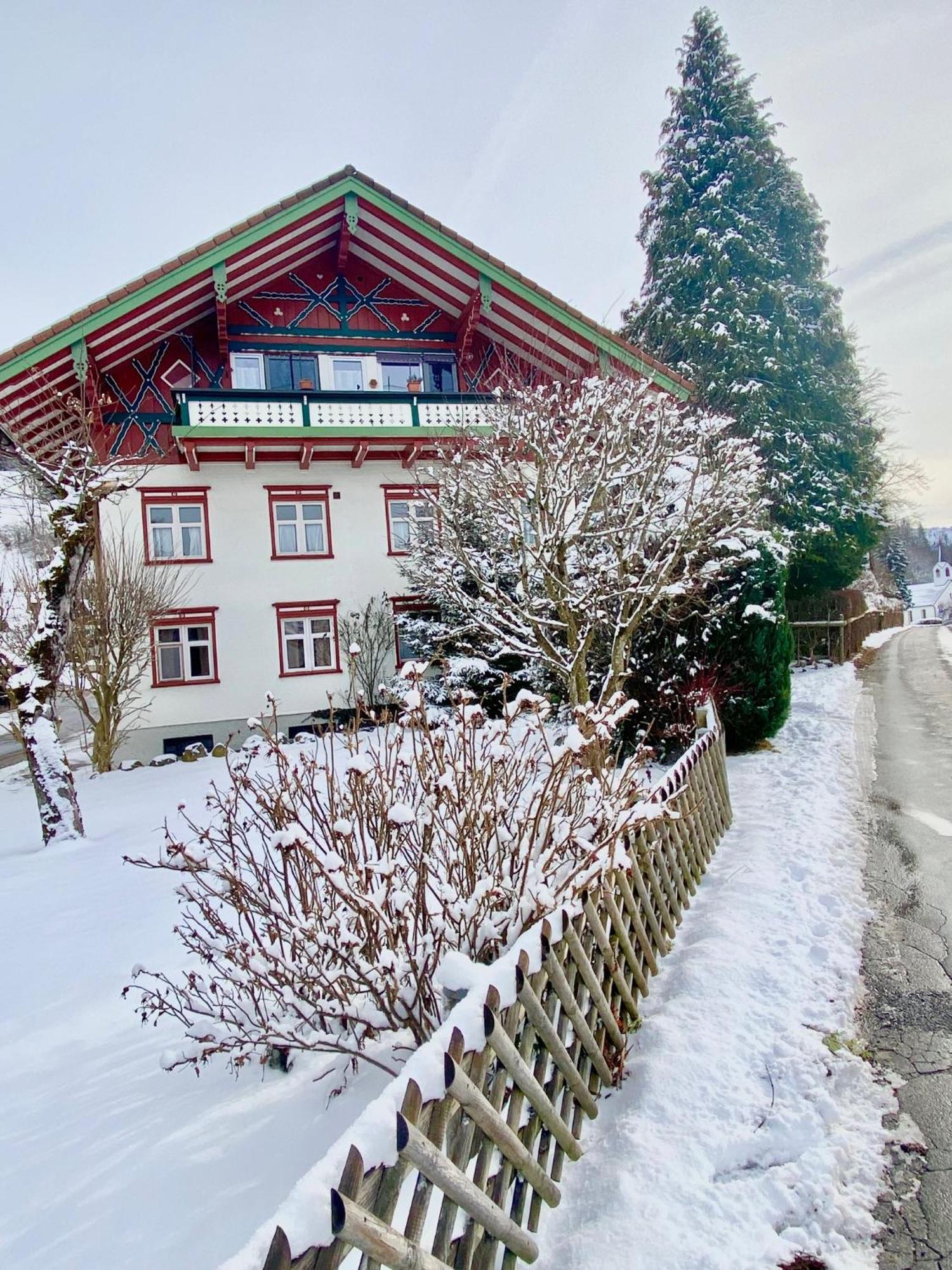 Ferienwohnung Resl - Geschmackvoll Renoviert & Zentral Im Historischen Schindelhaus Oberstaufen Exterior photo